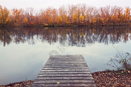 秋天的美丽湖泊图片