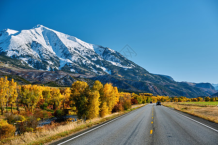科罗拉多州洛基山脉的公路秋天,美国索普里斯山风景图片