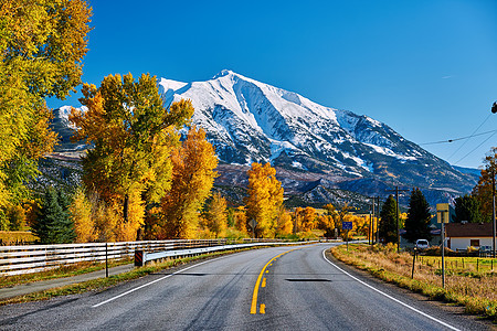 科罗拉多州洛基山脉的公路秋天,美国索普里斯山风景图片