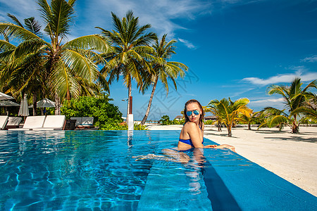 马尔代夫海滩游泳池的女人图片