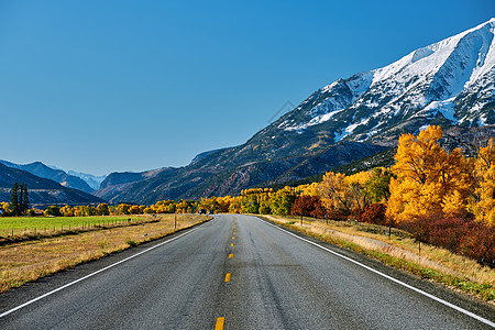 科罗拉多州洛基山脉的公路秋天,美国索普里斯山风景图片