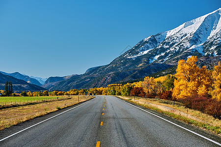 科罗拉多州洛基山脉的公路秋天,美国索普里斯山风景图片