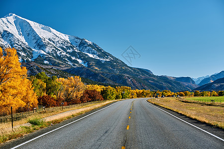 科罗拉多州洛基山脉的公路秋天,美国索普里斯山风景图片