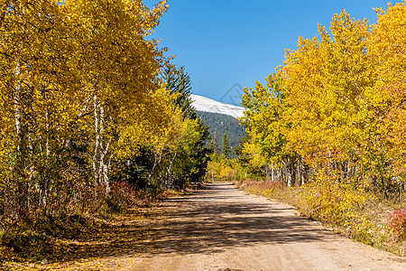 美国科罗拉多州秋季晴天未铺路图片