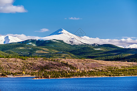 秋雪中的狄龙水库天鹅山洛基山,科罗拉多州,美国背景