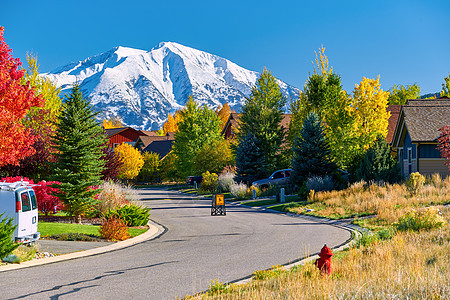 缓慢的孩子玩街标志科罗拉多州秋季,美国索普里斯山风景图片