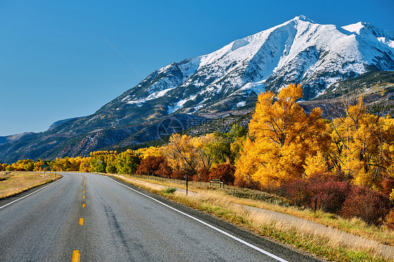 科罗拉多州洛基山脉的公路秋天,美国索普里斯山风景图片