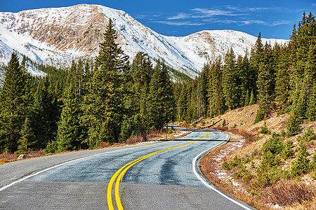 科罗拉多州洛基山脉的公路秋天,美国背景