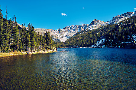 弗纳湖秋天周围岩石山脉美国科罗拉多州洛基山公园图片