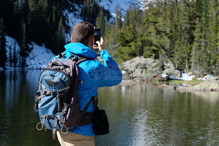 ‘~徒步旅行者与背包拍照与智能手机附近熊湖秋天的洛基山公园科罗拉多,美国  ~’ 的图片