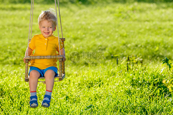 幼儿户外摆动的肖像农村场景与岁的男孩秋千健康的学龄前儿童暑期活动孩子外玩图片