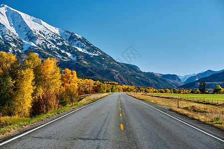 科罗拉多州洛基山脉的公路秋天,美国索普里斯山风景图片