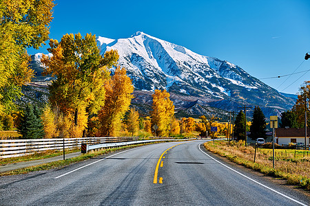 丝绸之路路线科罗拉多州洛基山脉的公路秋天,美国索普里斯山风景背景