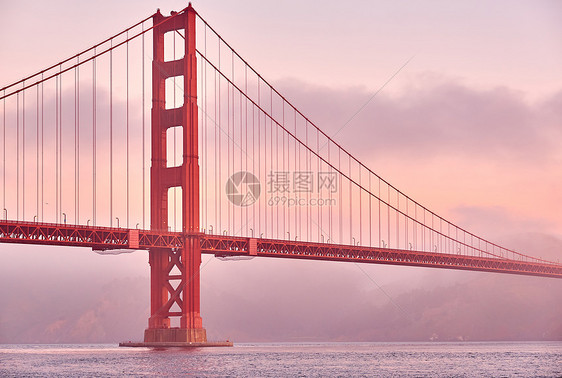 金门大桥视图Fort点日出,旧金山,加利福尼亚州,美国图片