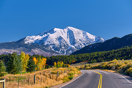 科罗拉多州的公路秋天,美国索普里斯山风景图片