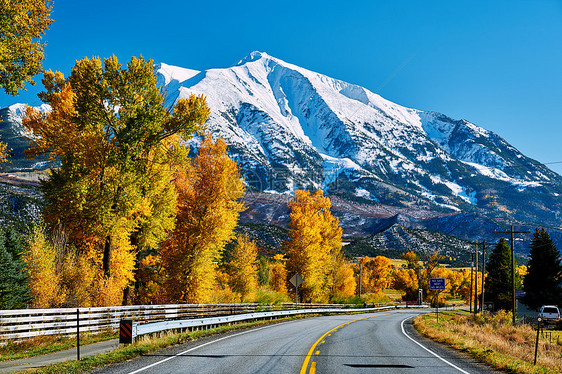 科罗拉多州洛基山脉的公路秋天,美国索普里斯山风景图片