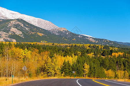 美国科罗拉多州秋季晴天的公路图片