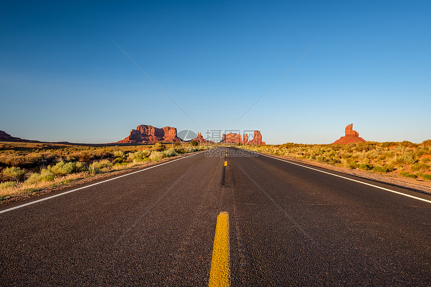 美国亚利桑那州丰碑谷的空景公路图片