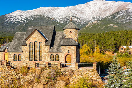岩石上的教堂,马洛教堂靠近埃斯特斯公园季节秋天冬天洛基山,科罗拉多州,美国图片