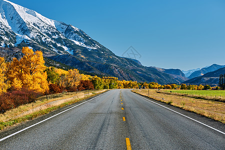 科罗拉多州洛基山脉的公路秋天,美国索普里斯山风景图片