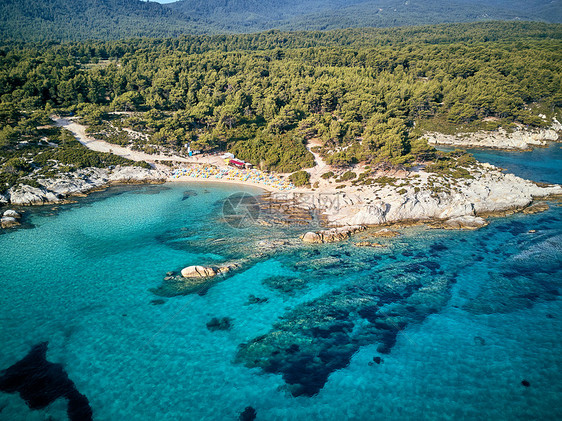 美丽的海滩岩石海岸线顶部鸟瞰无人机拍摄,西索尼亚,希腊图片