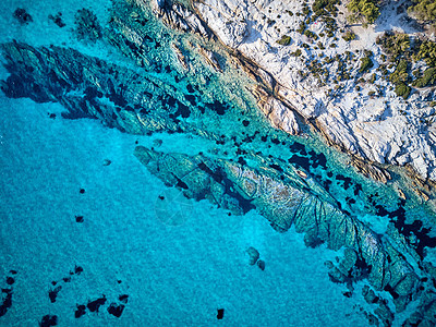 美丽的岩石海岸线顶部鸟瞰无人机拍摄,西索尼亚,希腊图片