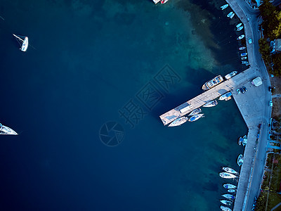 码头与游艇顶部鸟瞰无人机,西索尼亚,希腊图片