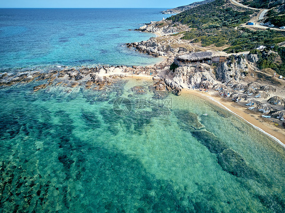 美丽的海滩岩石海岸线顶部鸟瞰无人机拍摄,西索尼亚,希腊图片