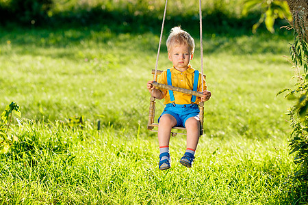 幼儿户外摆动的肖像农村场景与岁的男孩秋千健康的学龄前儿童暑期活动孩子外玩背景图片