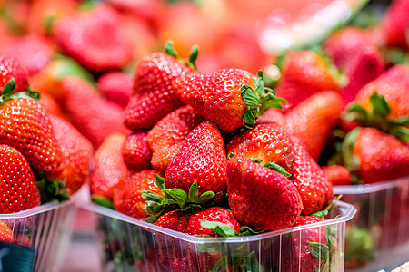 新鲜的红色草莓市场上出售图片