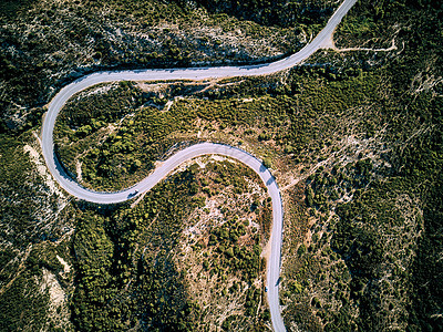 蜿蜒的道路顶部鸟瞰无人机,西索尼亚,希腊图片
