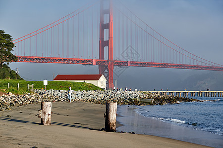 美国加利福尼亚州旧金山金门大桥附近海滩上行走的女人图片