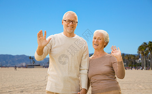 老,旅游旅游人们的快乐的老夫妇挥手威尼斯海滩背景加利福尼亚幸福的老夫妇威尼斯海滩挥手图片