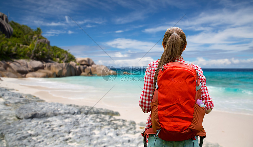 冒险,旅行,旅游,徒步旅行人的轻的女人带着背包背景的塞舌尔群岛海滩印度洋塞舌尔海滩上背着背包的女人图片
