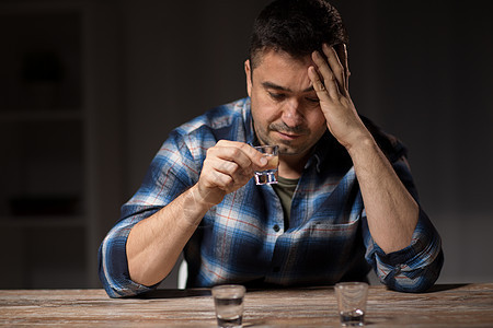 酗酒,酗酒人的男酗酒晚上男人晚上喝酒图片