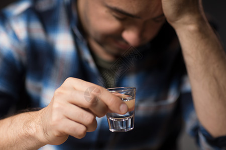 酒精中,酒精成瘾人们的接近男酒精饮用伏特加夜间拍摄晚上靠近男人喝酒伏特加图片