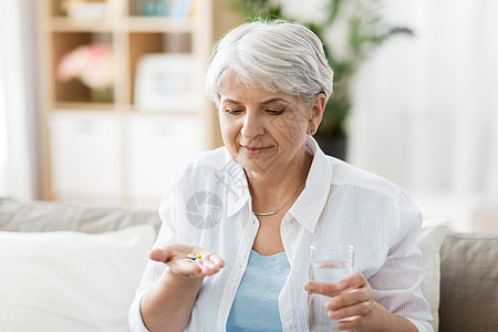 龄,医学,医疗保健人的老妇女家里喝杯水吃药家里水吃药的高级女人图片