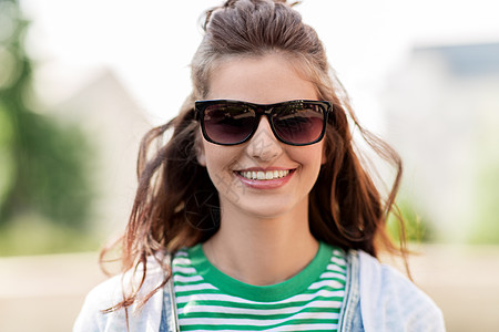 人们,夏天眼镜快乐的微笑轻女人户外太阳镜快乐的轻女人戴着太阳镜户外图片
