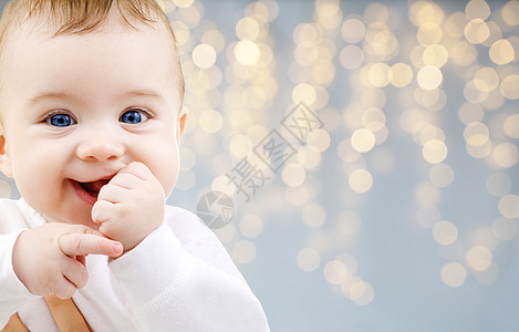 童人的甜蜜的小婴儿节日的灯光背景灯光背景下小婴儿图片