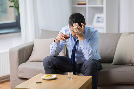 中烟集团专柜酒精中,酒精成瘾人的男酗酒,白兰地吸烟家里醉汉喝酒抽烟
