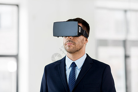 商业,技术增强现实商人与VR耳机办公室办公室配备虚拟现实耳机的商人图片
