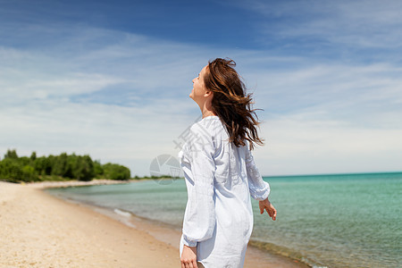 人休闲的快乐的微笑的女人夏天的海滩夏天海滩上快乐微笑的女人图片