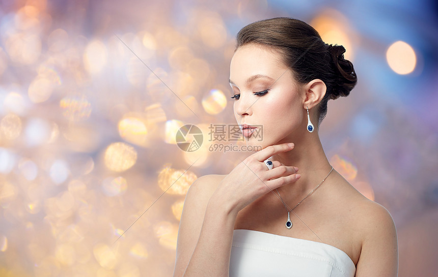 美丽,珠宝,人奢侈的美丽的亚洲妇女新娘戴着耳环吊坠灯光背景带耳环吊坠的漂亮亚洲女人图片