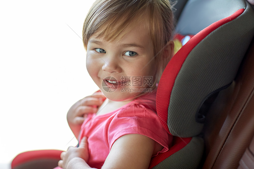 运输,安全,道路旅行童的快乐的小女孩坐婴儿车座位靠近坐婴儿车座位上的小女孩图片