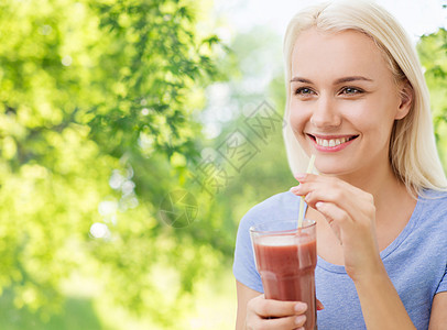 健康饮食,素食,节食人们的观念微笑的女人喝蔬菜汁璃上动绿色的自然背景微笑的女人喝果汁动图片