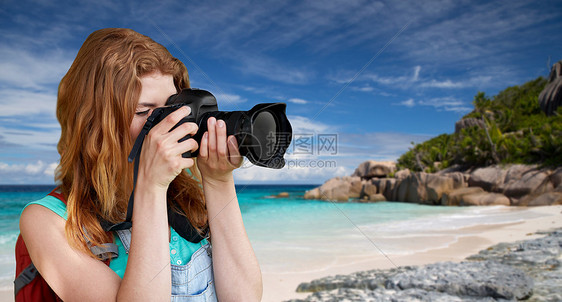 旅行,旅游摄影快乐的轻妇女背包相机拍摄背景的塞舌尔群岛海滩印度洋女人带着背包相机海滩上图片