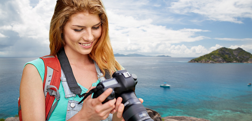 旅行,旅游摄影快乐的轻妇女背包相机拍摄背景的塞舌尔群岛印度洋女人带着背包相机海滩上图片