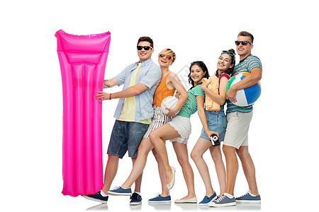 暑假人们的群快乐的微笑朋友戴着太阳镜,带着沙滩球排球毛巾照相机白色背景的气垫快乐的朋友与海滩夏季配件图片