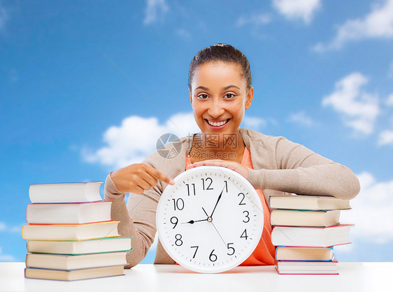 学校,教育时间表学生女孩与书籍时间蓝天背景学生女孩带着书时间准时图片