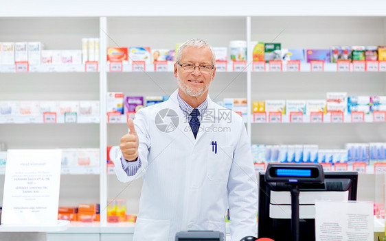 医药,医疗人的高级药剂师药房收银机竖大拇指药房高级药剂师竖大拇指图片